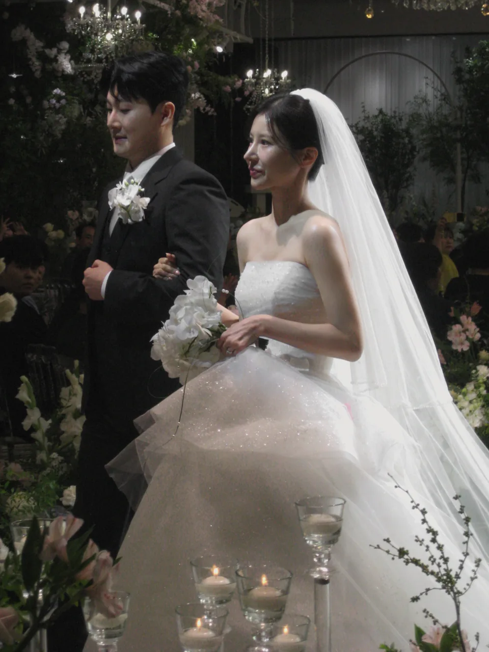 빈티지 디카로 담은 신랑 신부의 입장