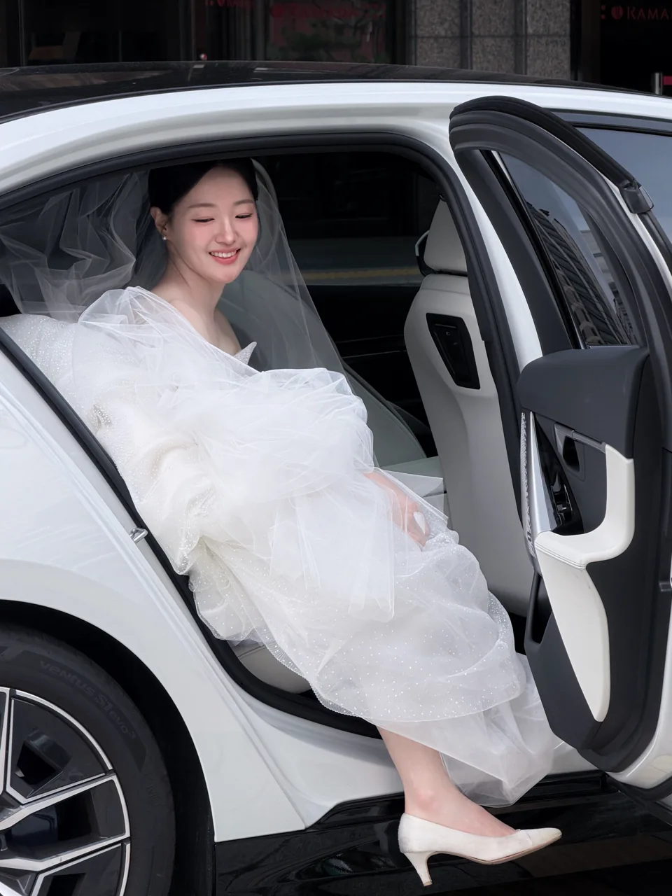 웨딩카 안에서 웃음 짓는 신부