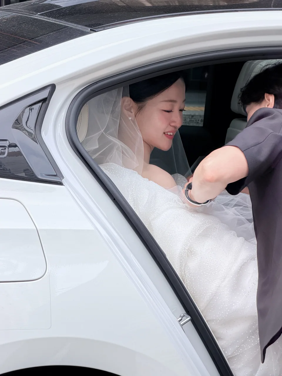 웨딩카에서 준비하는 신부